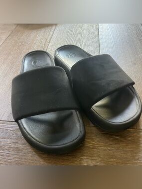 Women’s Lululemon Rest Feel Slides size 8 Black